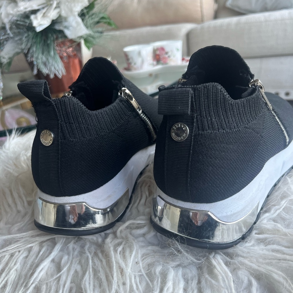 Steve Madden Black Athletic Side Zip Shoes with Silver Accents sz 8